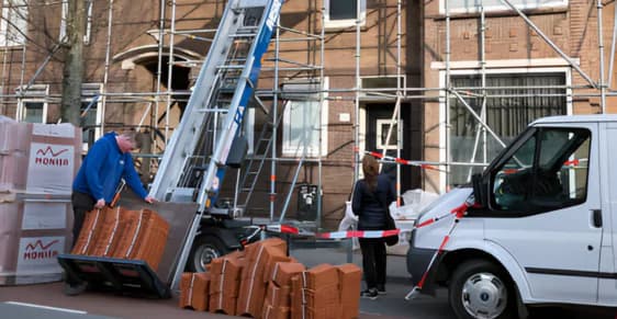Veiliger Werken op Hoogte? Ontdek de Voordelen van een Elektrische Ladderlift Huren