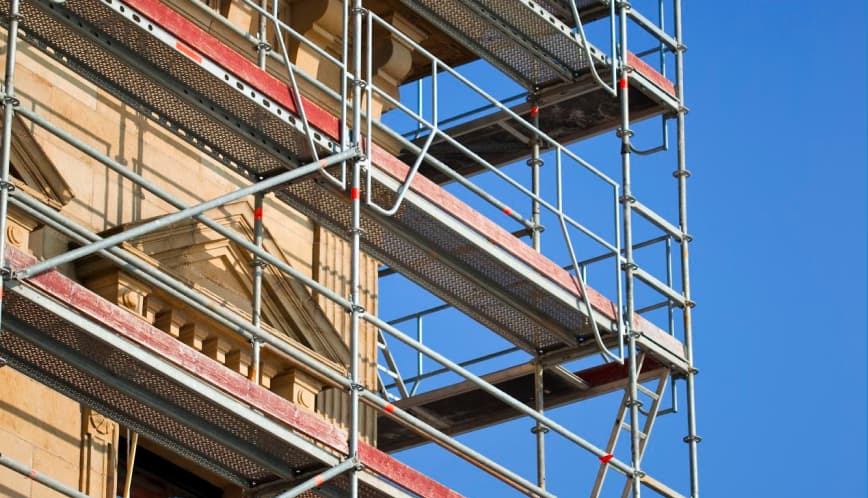 Een steiger huren en laten opbouwen op een helling of ongelijke ondergrond: hoe werkt dat