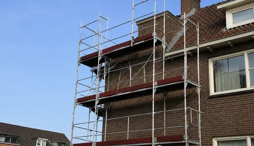 Krassen of kapotte dakpannen: Hoe ga je om met verborgen schade na de steigerbouw