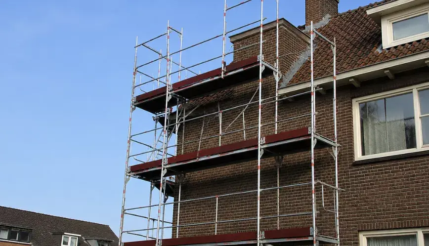 Krassen of kapotte dakpannen: Hoe ga je om met verborgen schade na de steigerbouw